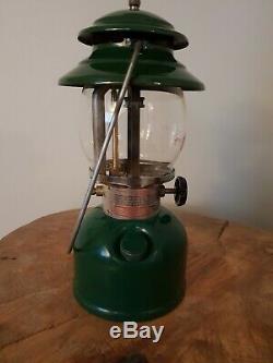 Coleman Lantern Model 200a700 4/82 Green