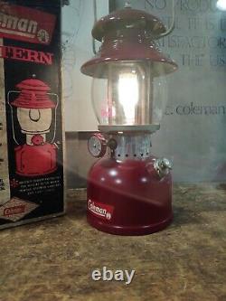VINTAGE COLEMAN BURGUNDY 200A DATED 9/61 CAMPING LANTERN TALL VENT WithGLOBE BOX